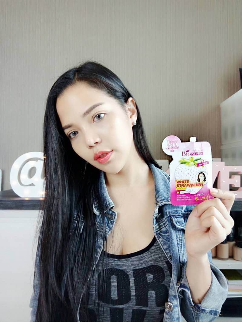 ผลิตภัณฑ์บำรุงผิว ที่มีส่วนผสมของสตรอว์เบอร์รี่ขาวเข้มข้นจากประเทศญี่ปุ่น และอุดมไปด้วยวิตามินE วิตามินB3 และวิตามินB5